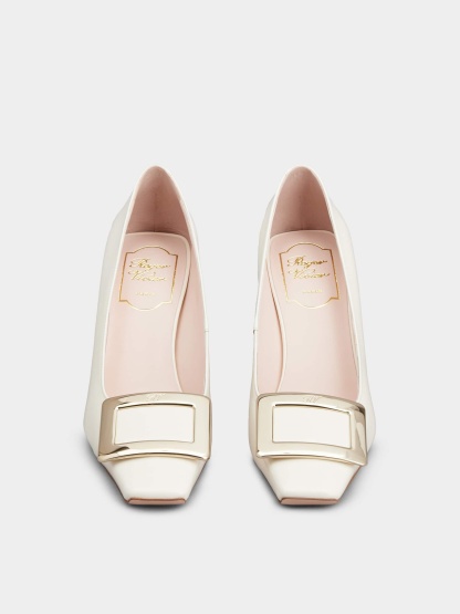 「ベル ヴィヴィエ」メタル バックル パテントレザー パンプス 75 mm クリーム