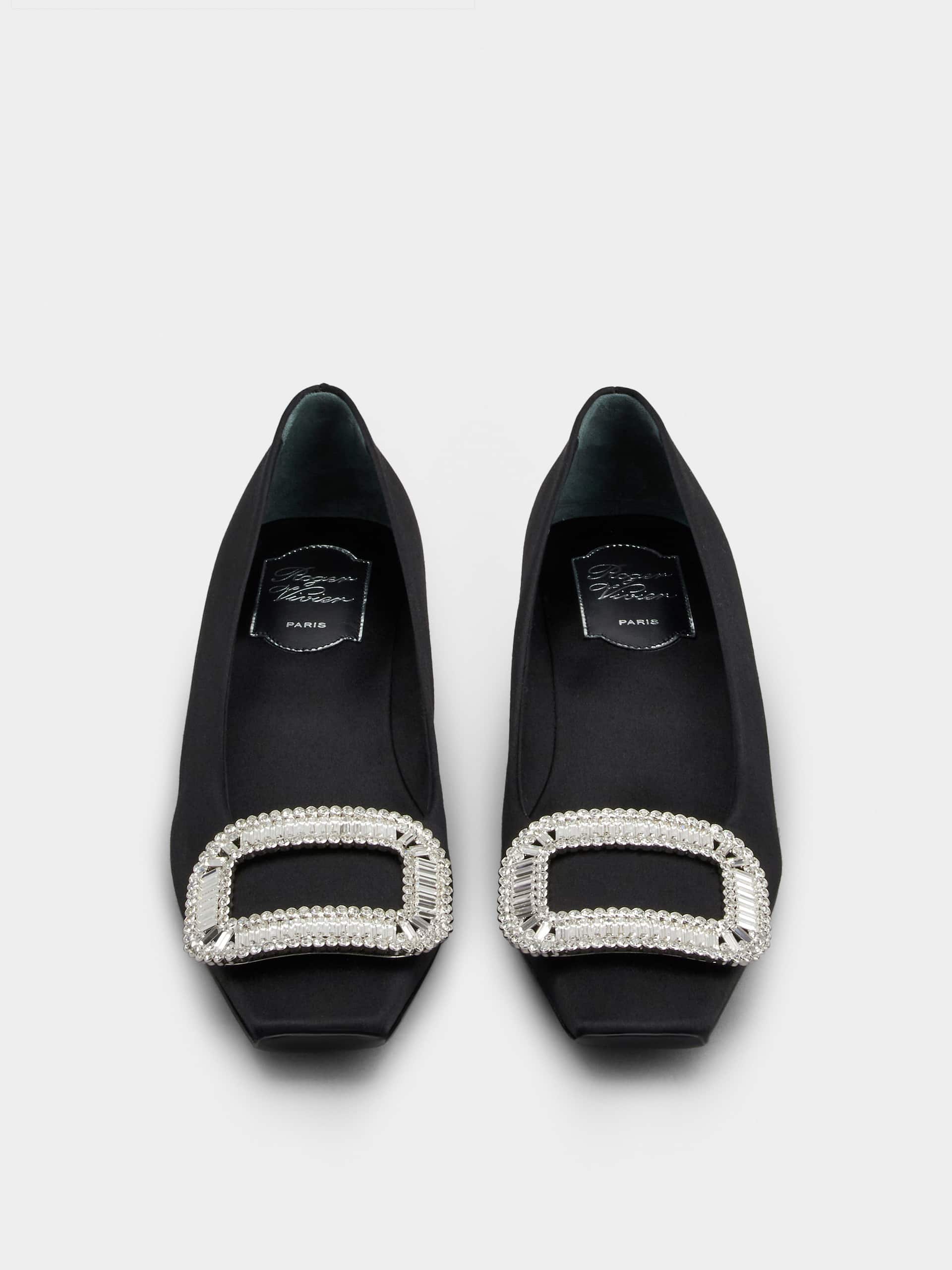 「ベル ヴィヴィエ」ピルグリム バックル サテン パンプス 45 mm ブラック