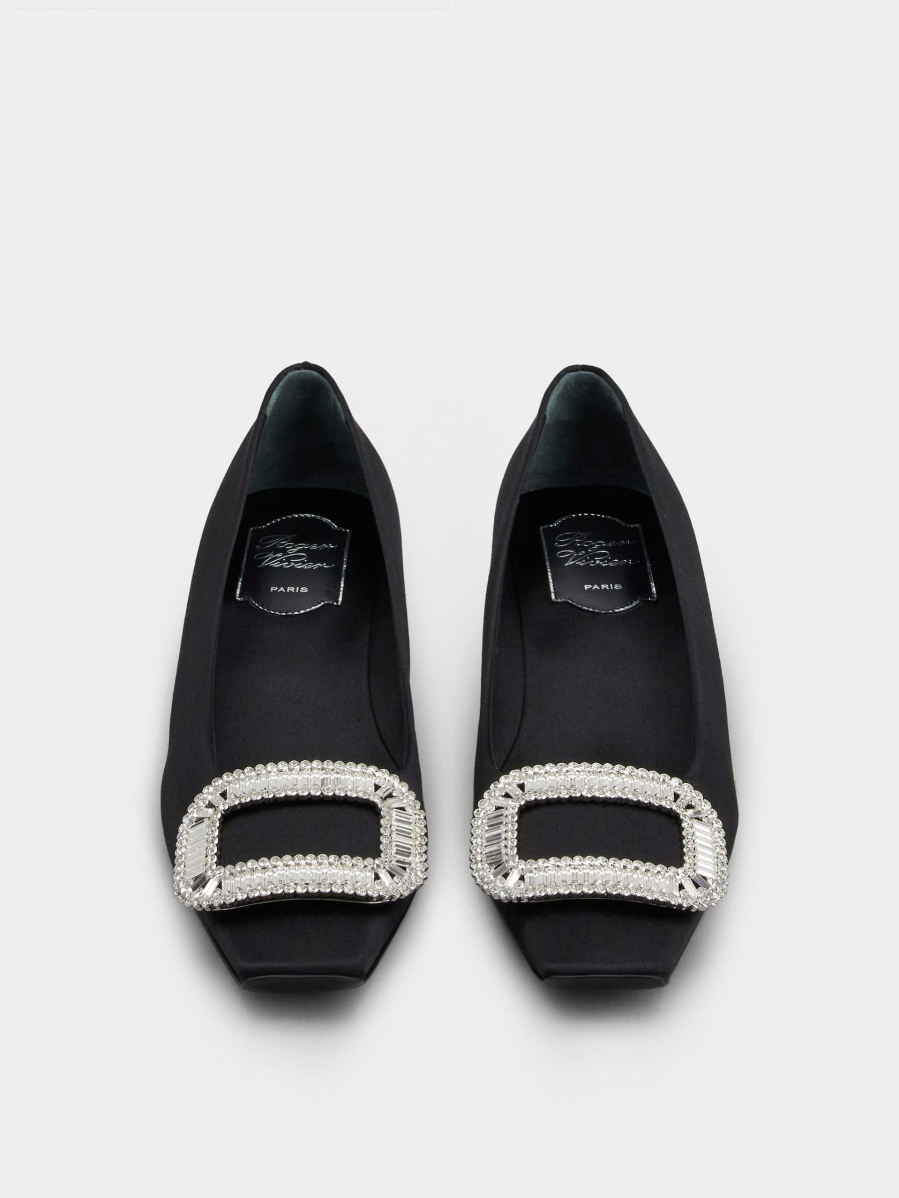 「ベル ヴィヴィエ」ピルグリム バックル サテン パンプス 45 mm ブラック