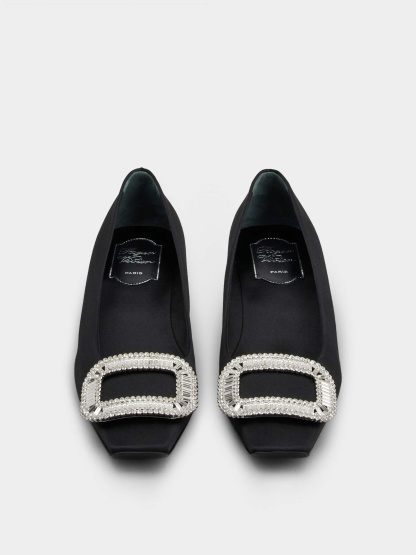 「ベル ヴィヴィエ」ピルグリム バックル サテン パンプス 45 mm ブラック