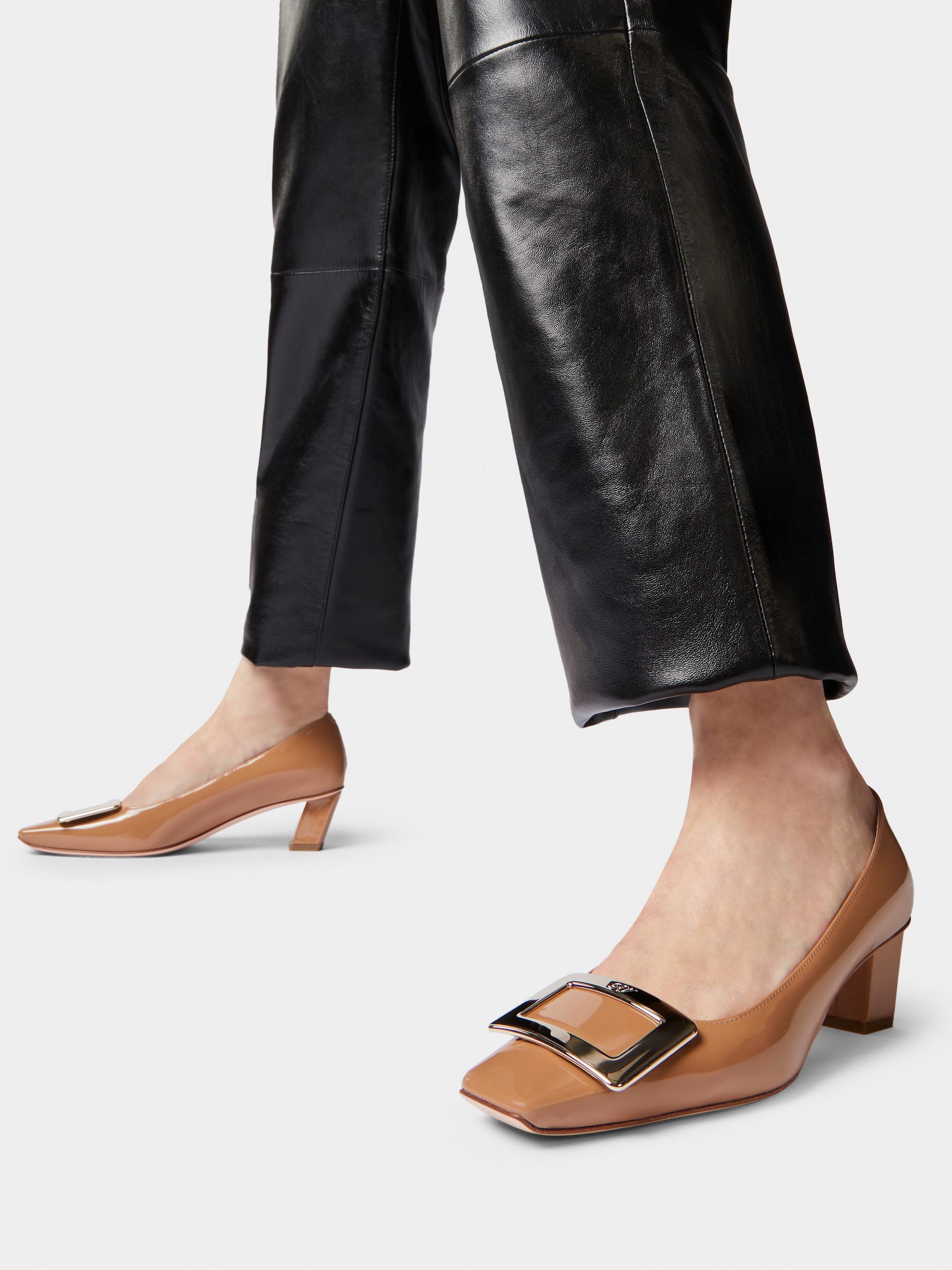 「ベル ヴィヴィエ」パテントレザー パンプス 45 mm ブラウン