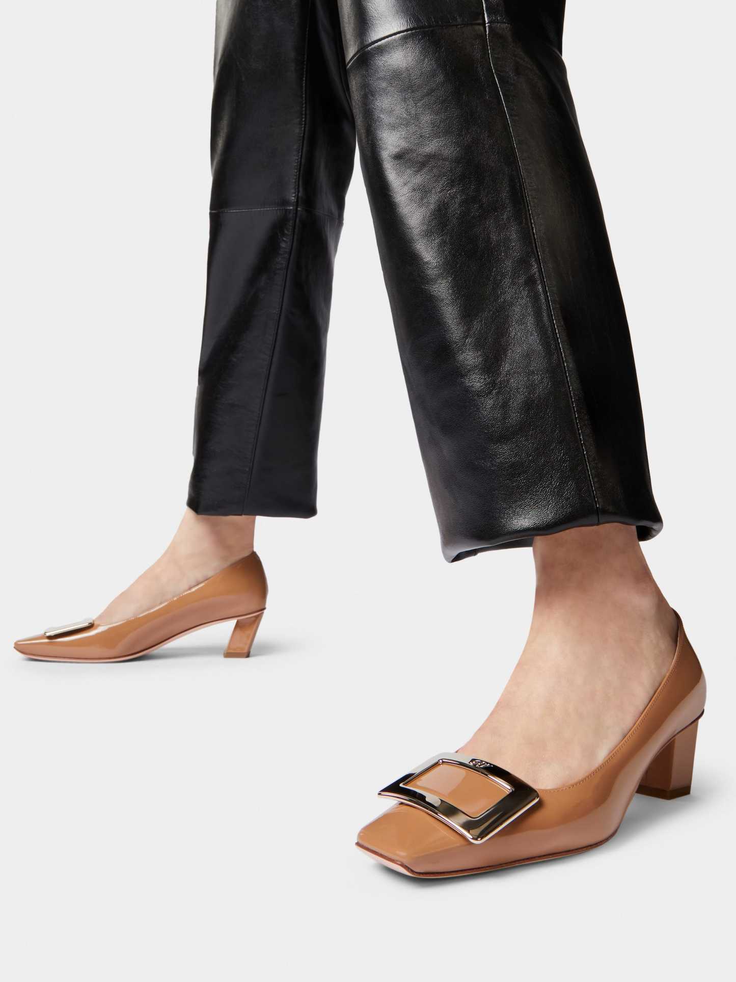 「ベル ヴィヴィエ」パテントレザー パンプス 45 mm ブラウン