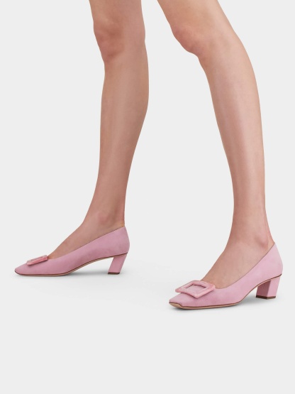 「ベル ヴィヴィエ」 ストーン バックル スエード パンプス 45 mm ピンク