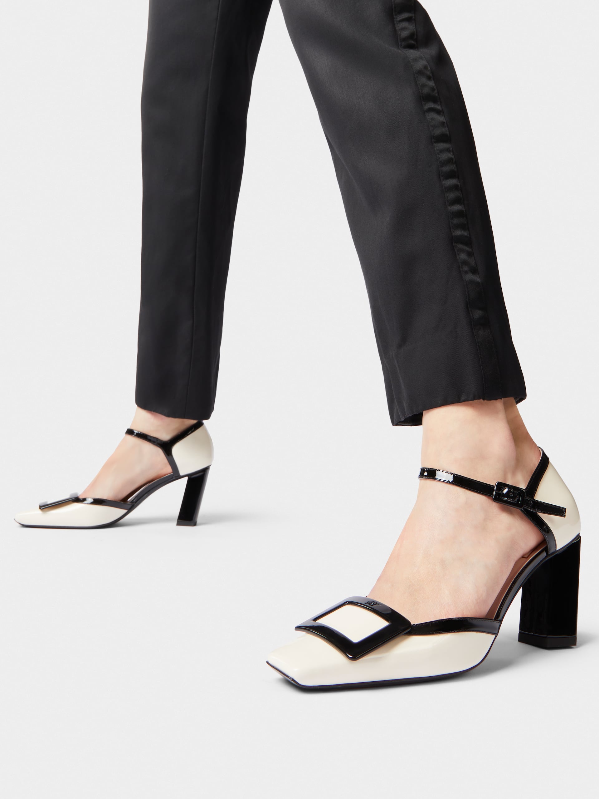 「ベル ヴィヴィエ」ドルセー ラッカード バックル パテントレザー パンプス 75 mm ブラック, クリーム