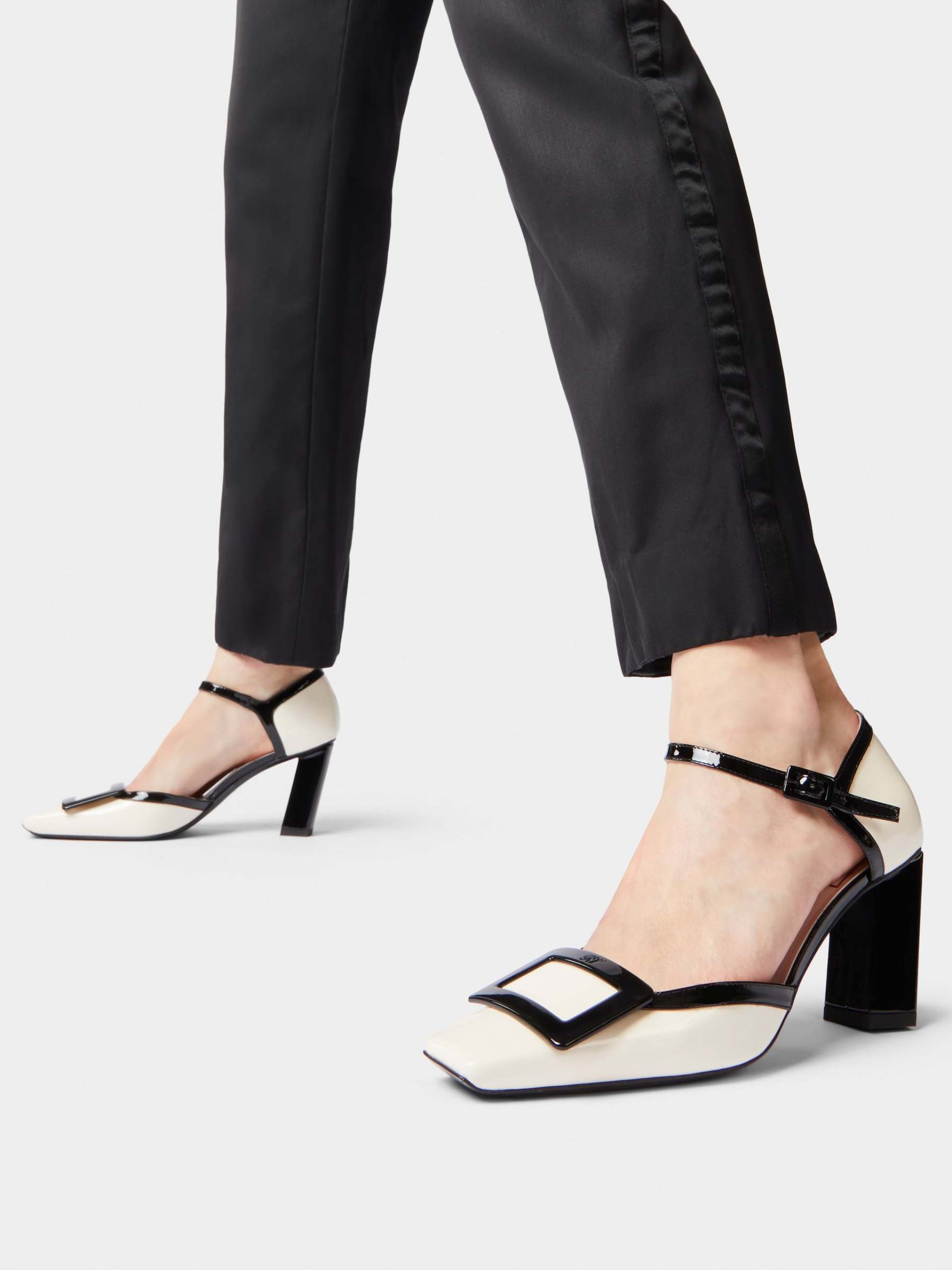 「ベル ヴィヴィエ」ドルセー ラッカード バックル パテントレザー パンプス 75 mm ブラック, クリーム