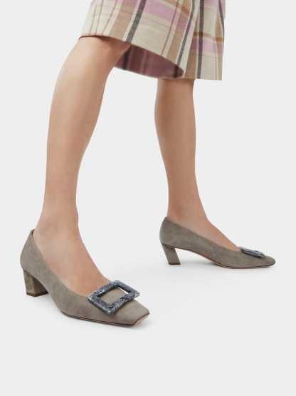 「ベル ヴィヴィエ」 ストーン バックル スエード パンプス 45 mm ベージュ