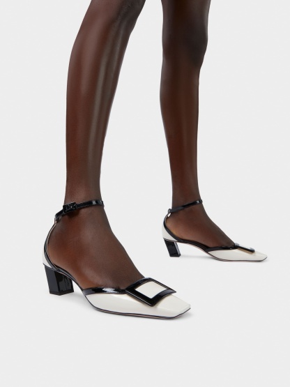 「ベル ヴィヴィエ」ラッカード バックル パテントレザー アンクル ストラップ パンプス 45 mm クリーム