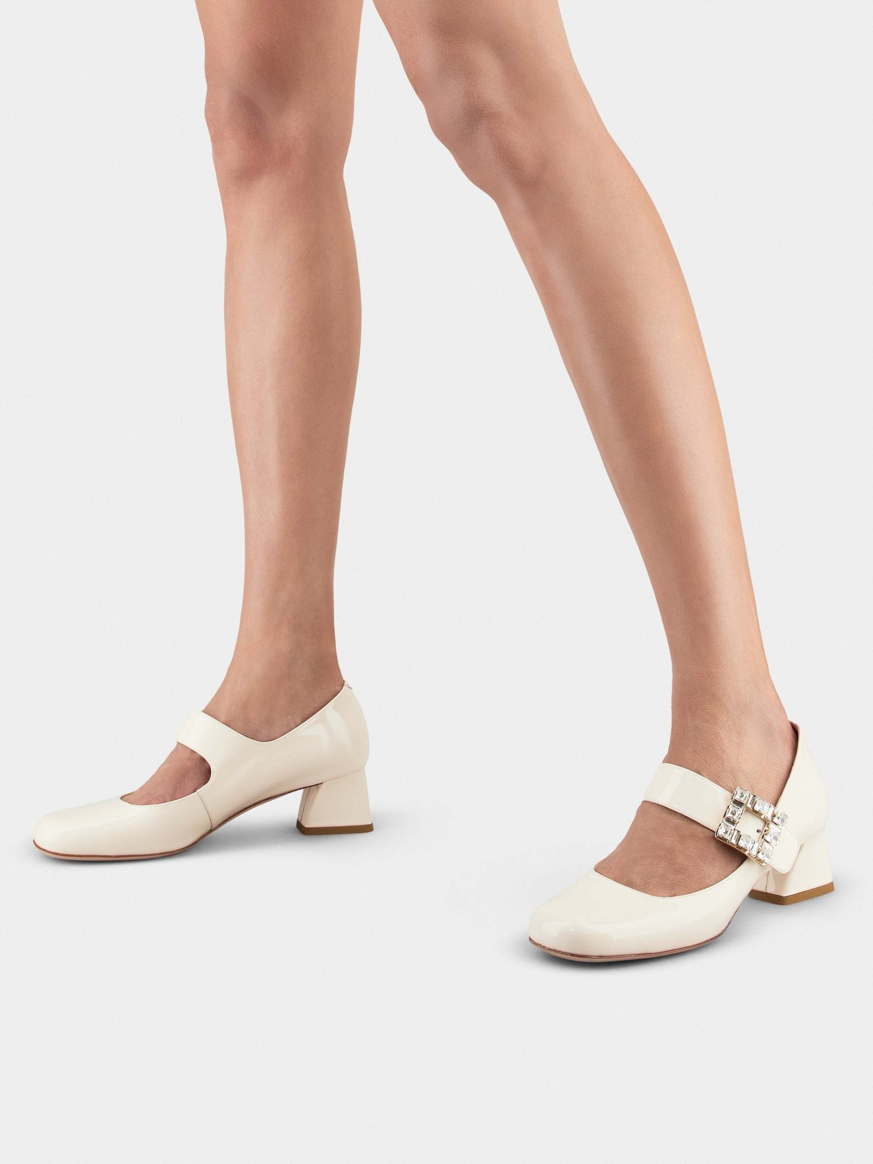 「トレ ヴィヴィエ」 ストラス バックル ベビー パンプス 45 mm クリーム