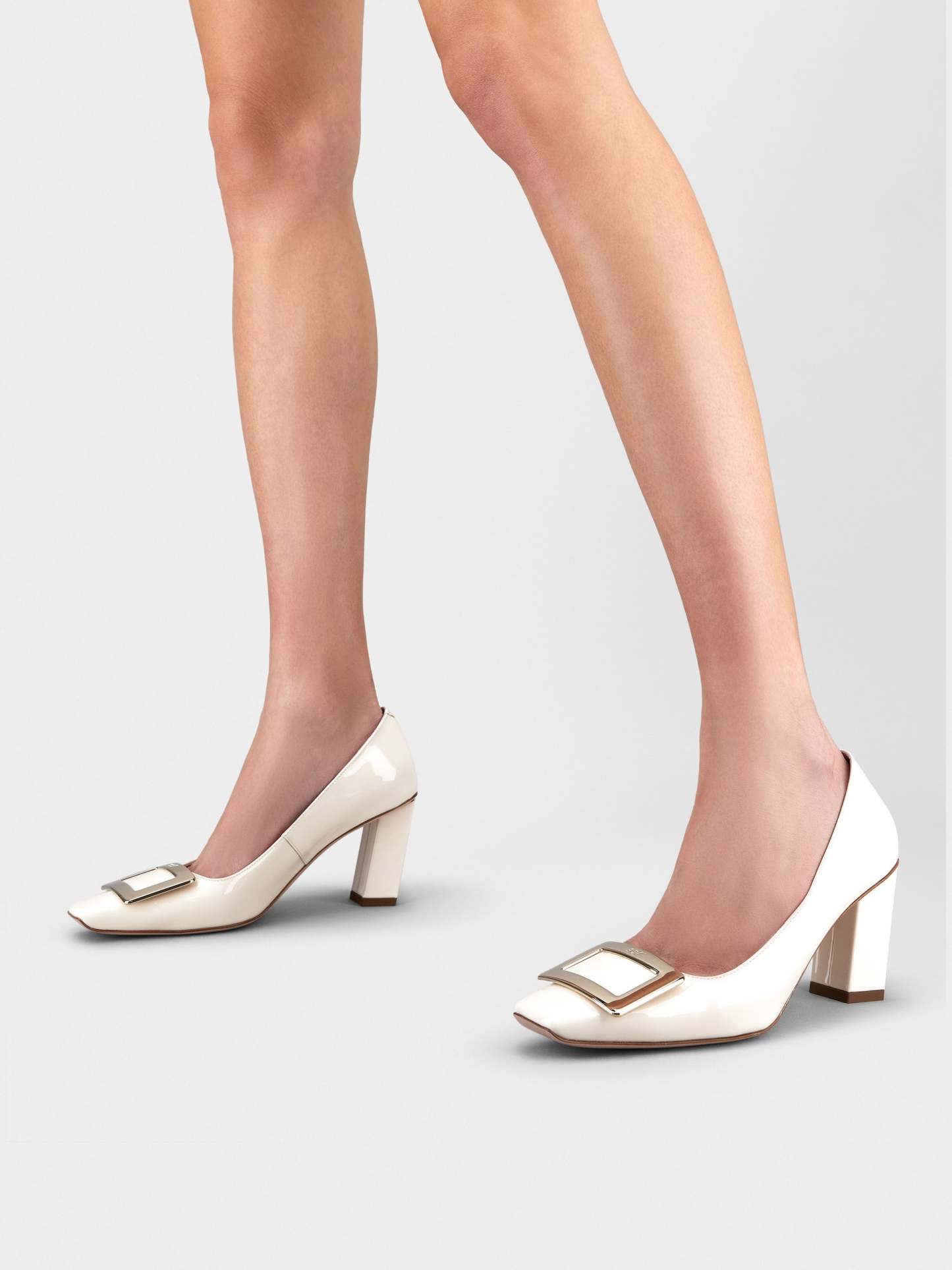 「ベル ヴィヴィエ」メタル バックル パテントレザー パンプス 75 mm クリーム