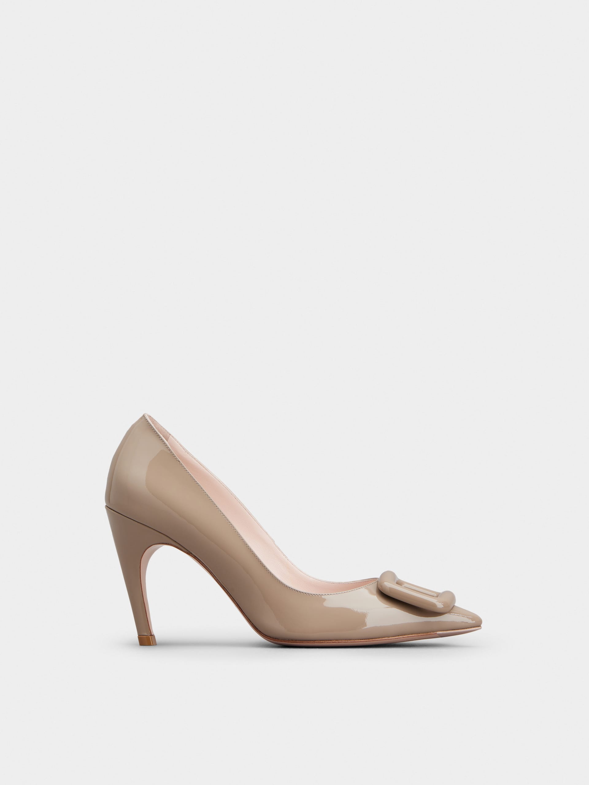 「ヴィヴ ショック」ラッカード バックル パテントレザー パンプス 85 mm ベージュ