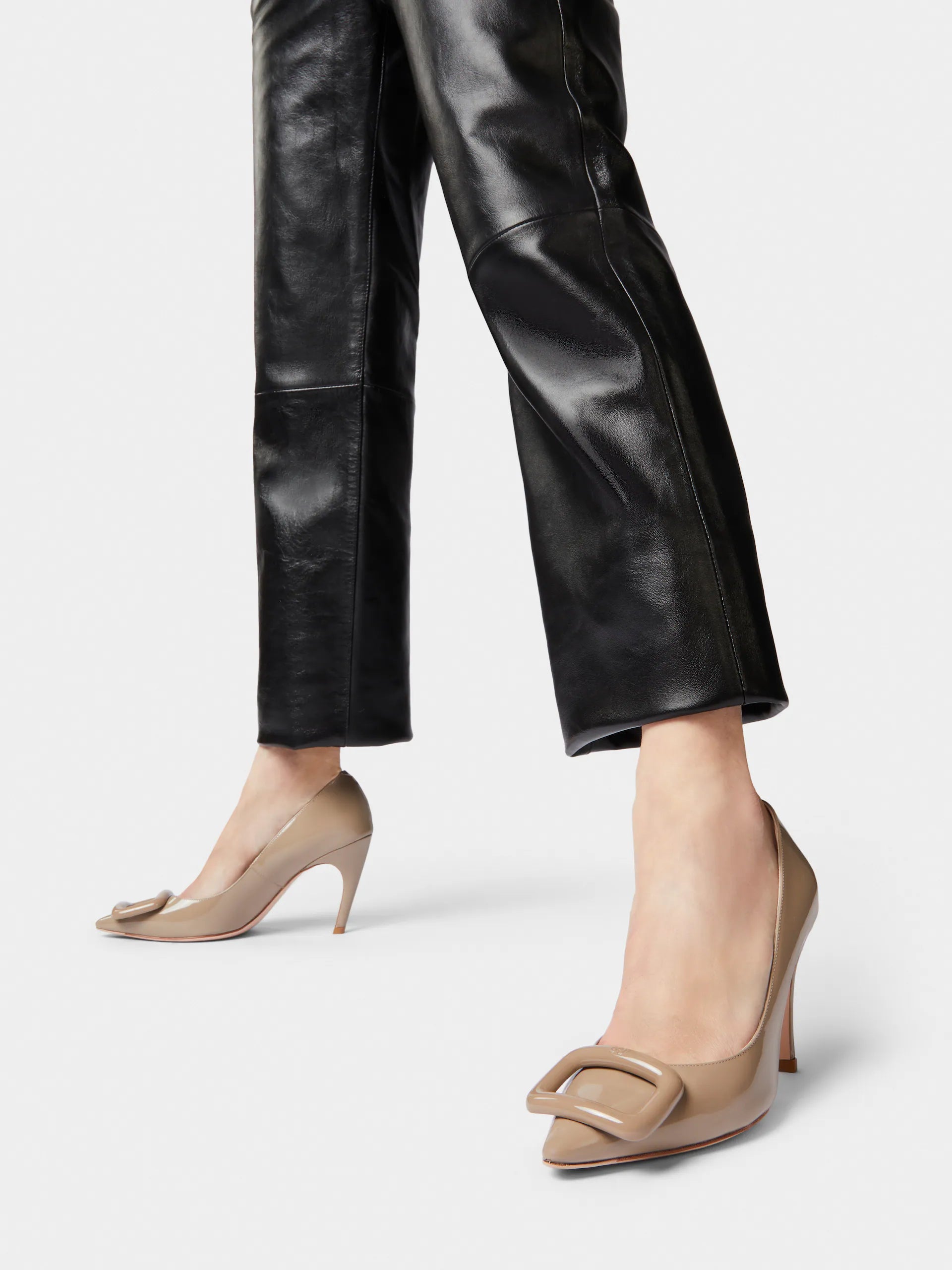 「ヴィヴ ショック」ラッカード バックル パテントレザー パンプス 85 mm ベージュ