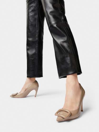 「ヴィヴ ショック」ラッカード バックル パテントレザー パンプス 85 mm ベージュ