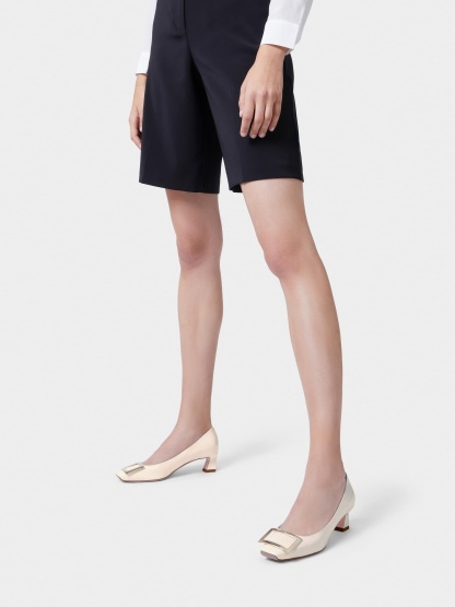 「ベル ヴィヴィエ トランペット」パンプス パテントレザー 45 mm クリーム