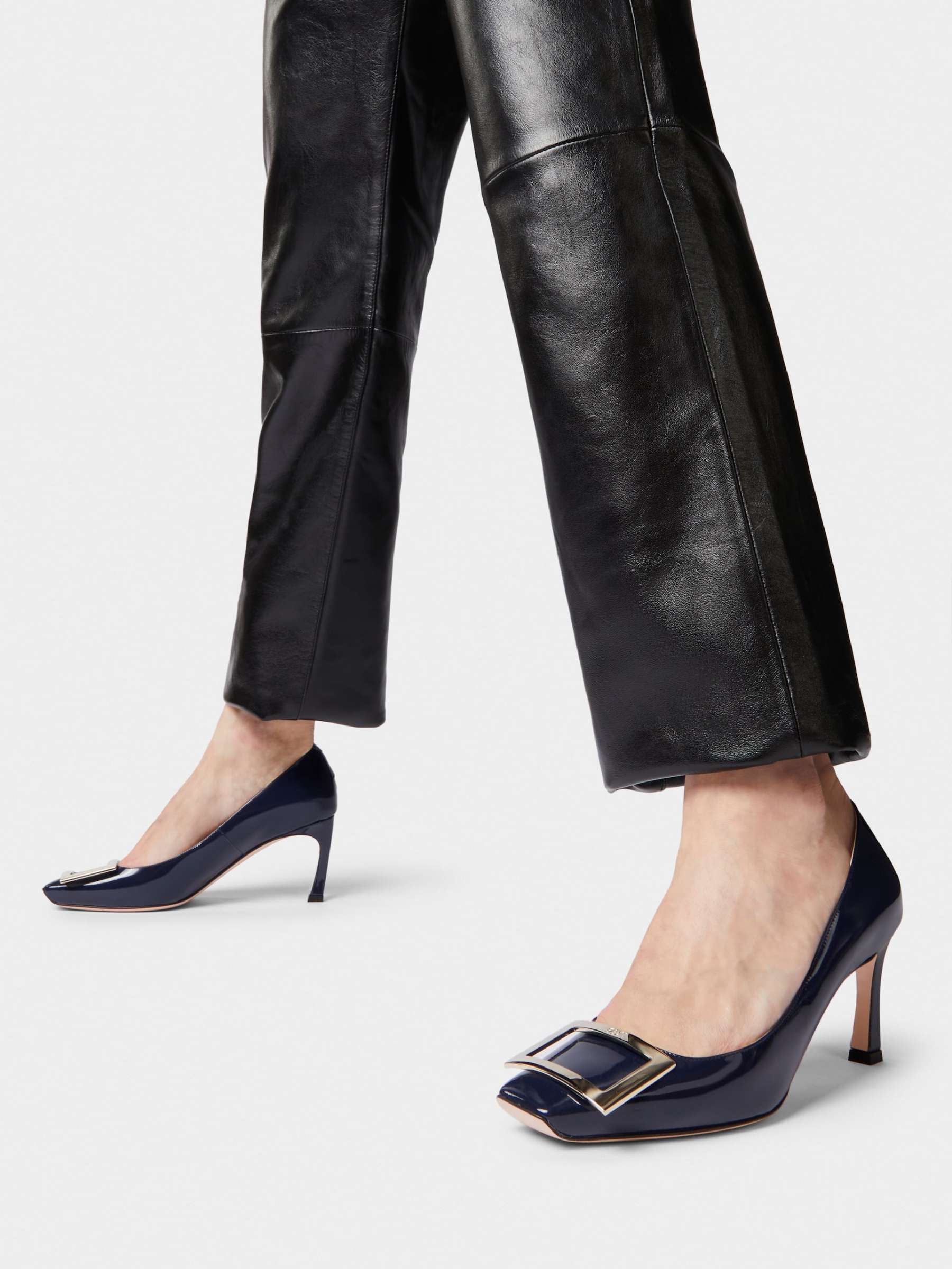 「ベル ヴィヴィエ トランペット」パテントレザー パンプス 70 mm ブルー