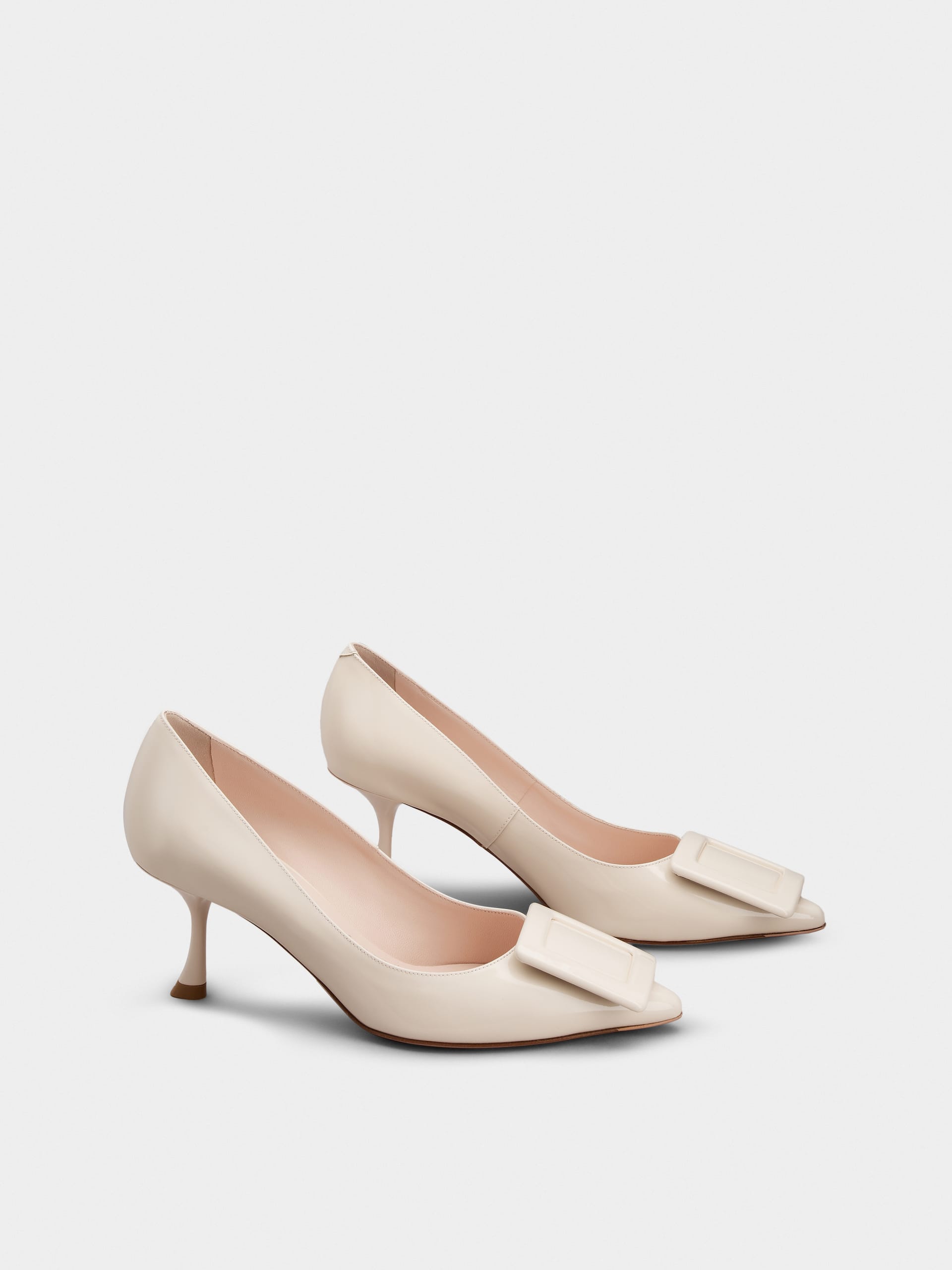 「ヴィヴ イン ザ シティ」 パテントレザー パンプス 65 mm クリーム