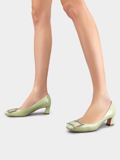 「ベル ヴィヴィエ トランペット」パンプス パテントレザー 45 mm グリーン