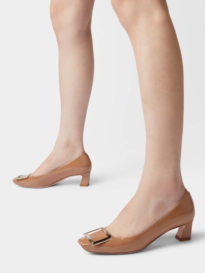 「ベル ヴィヴィエ トランペット」パンプス パテントレザー 45 mm ブラウン