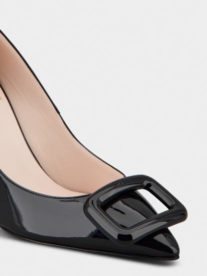 「ヴィヴ ショック」ラッカード バックル パテントレザー パンプス 85 mm ブラック
