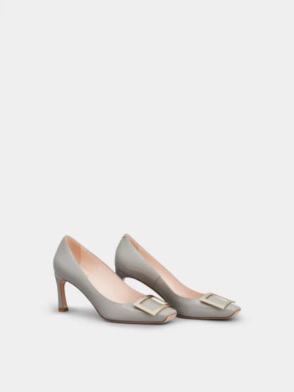 「ベル ヴィヴィエ トランペット」パテントレザー パンプス 70 mm グレー