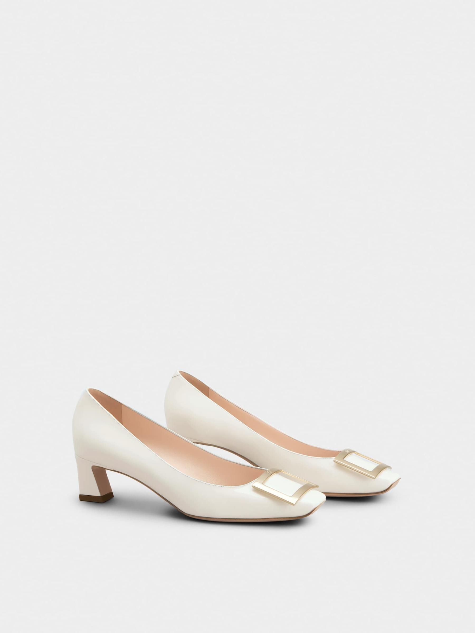 「ベル ヴィヴィエ トランペット」パンプス パテントレザー 45 mm クリーム