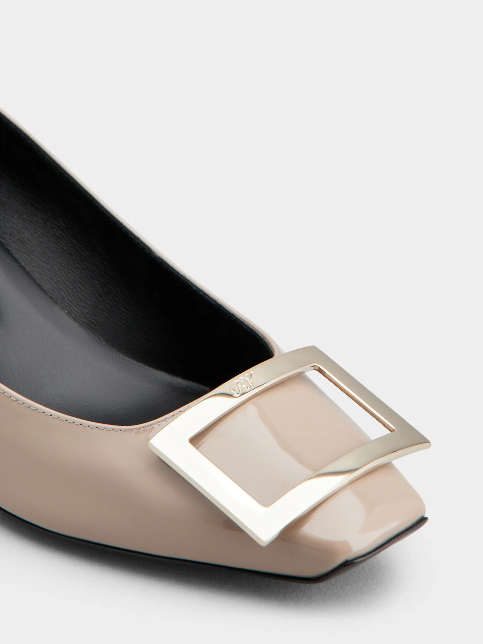 「ベル ヴィヴィエ トランペット」パンプス パテントレザー 45 mm ベージュ