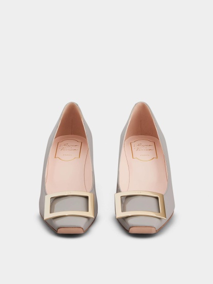 「ベル ヴィヴィエ トランペット」パンプス パテントレザー 45 mm グレー