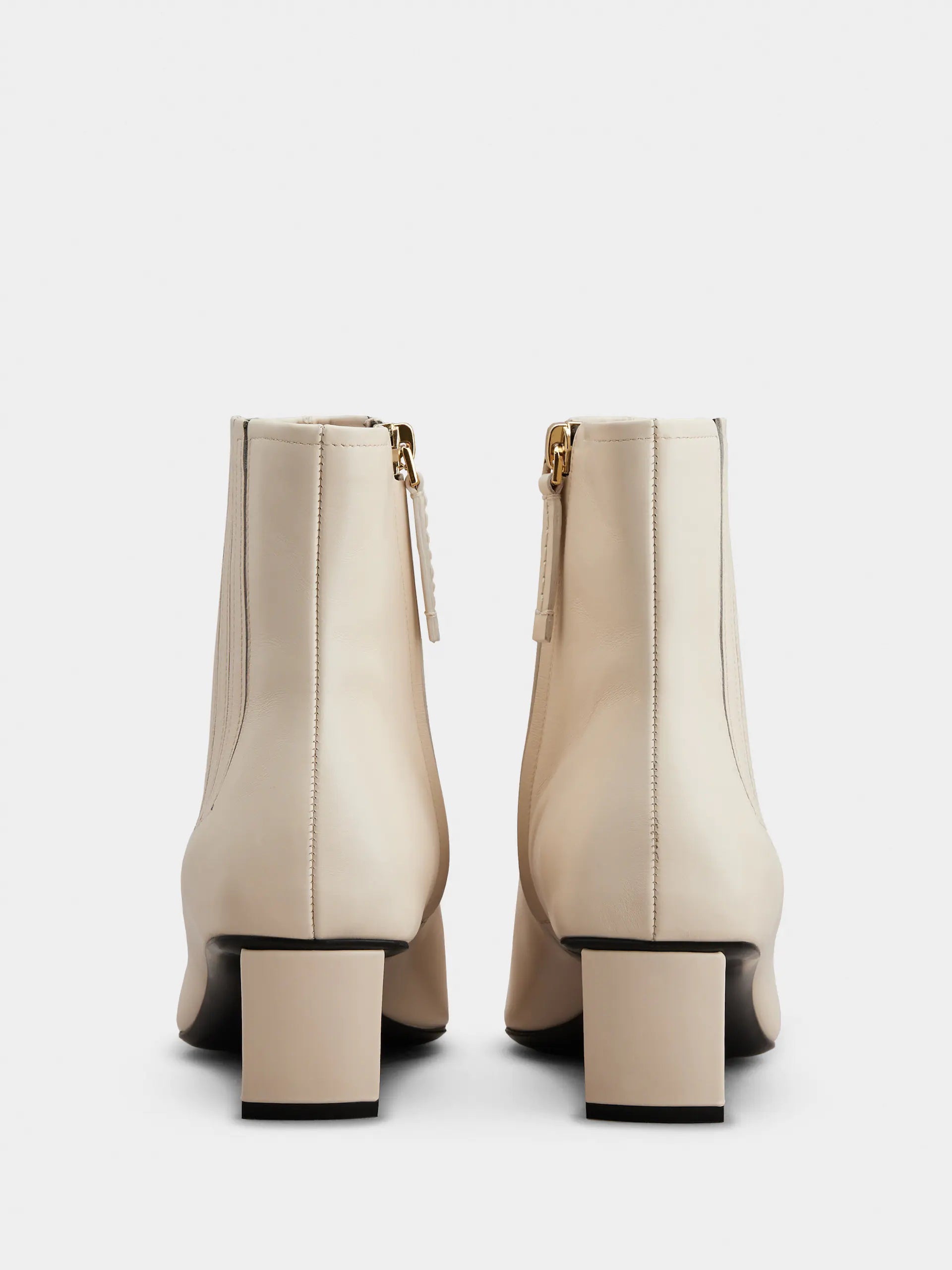 「ベル ヴィヴィエ」 メタル バックル レザー チェルシー アンクル ブーツ 45 mm クリーム