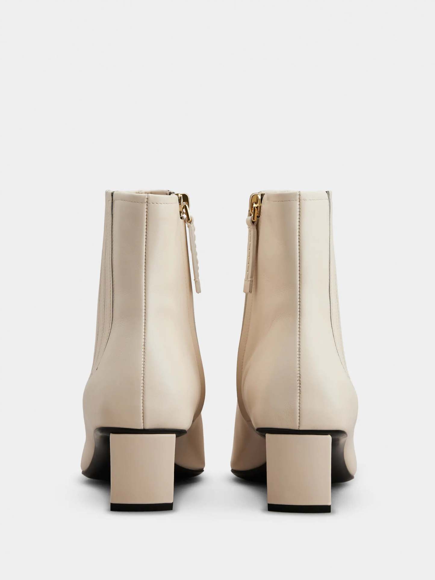 「ベル ヴィヴィエ」 メタル バックル レザー チェルシー アンクル ブーツ 45 mm クリーム