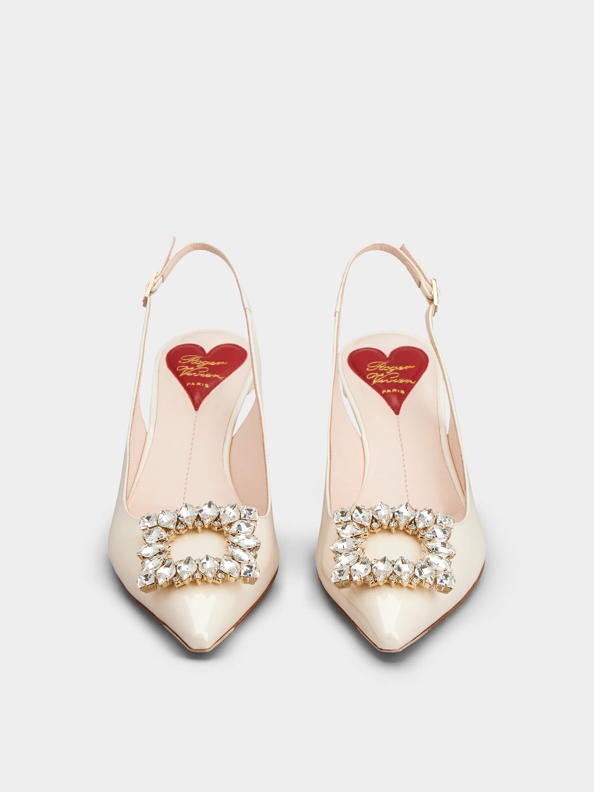 「ヴィルギュル」ストラス バックル パテント レザー スリングバック パンプス 55 mm クリーム
