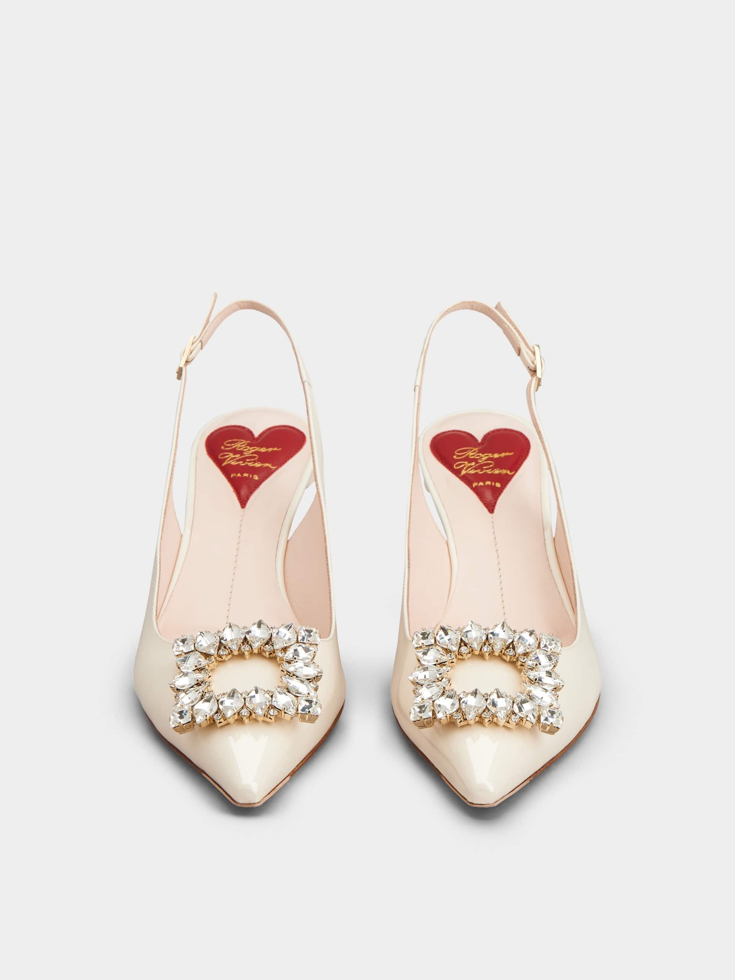 「ヴィルギュル」ストラス バックル パテント レザー スリングバック パンプス 55 mm クリーム