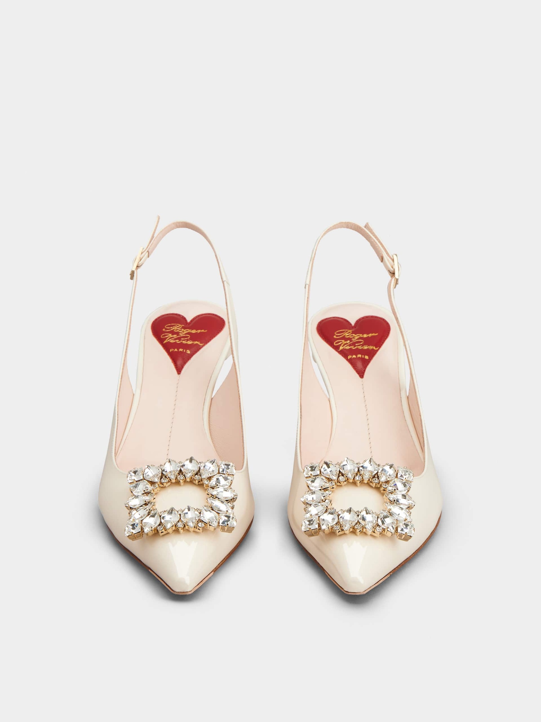 「ヴィルギュル」ストラス バックル パテント レザー スリングバック パンプス 55 mm クリーム