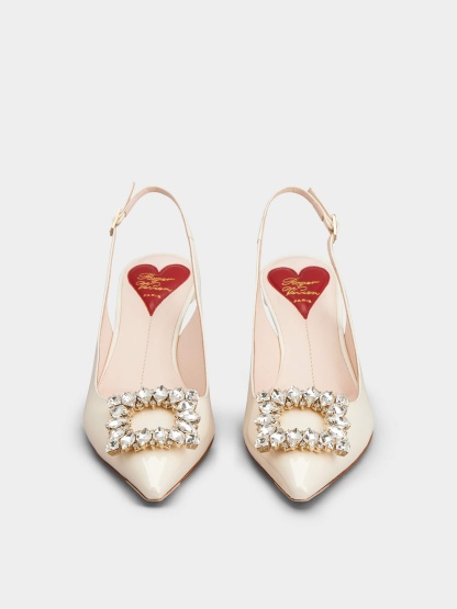 「ヴィルギュル」ストラス バックル パテント レザー スリングバック パンプス 55 mm クリーム