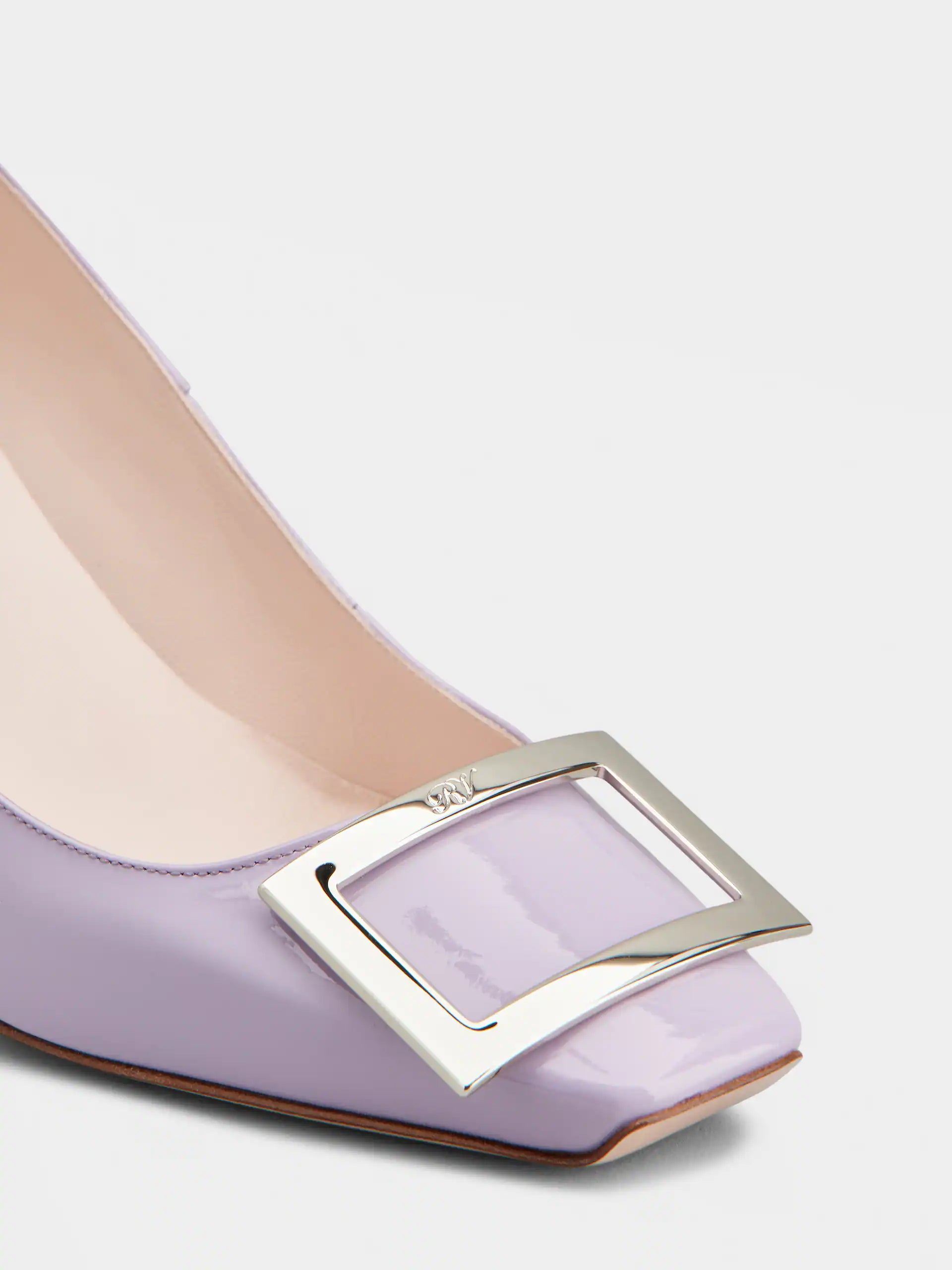 「ベル ヴィヴィエ トランペット」パテントレザー パンプス 70 mm バイオレット