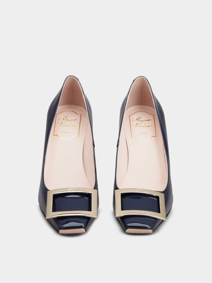 「ベル ヴィヴィエ トランペット」パテントレザー パンプス 70 mm ブルー