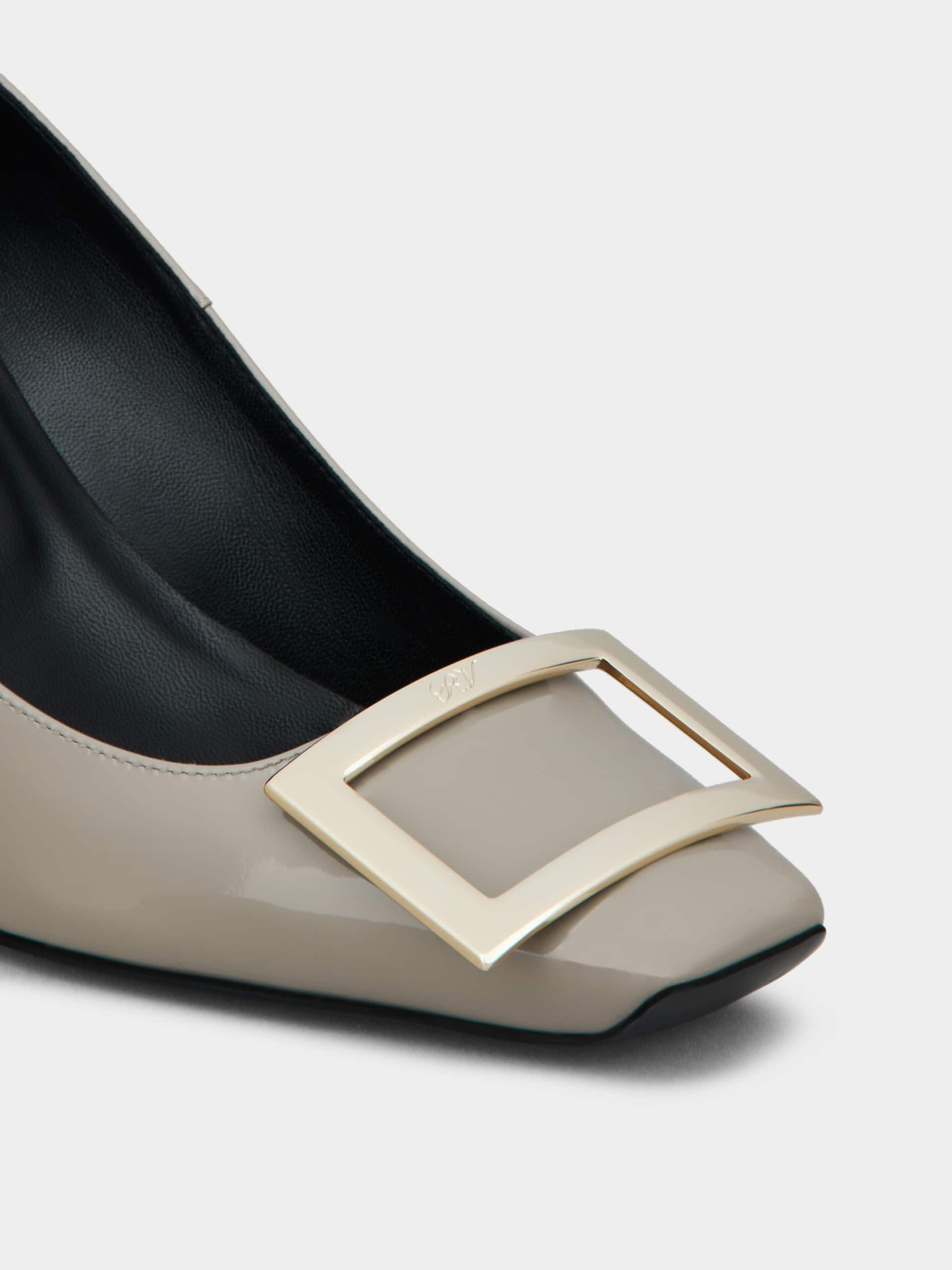 「ベル ヴィヴィエ トランペット」パテントレザー パンプス 70 mm ベージュ