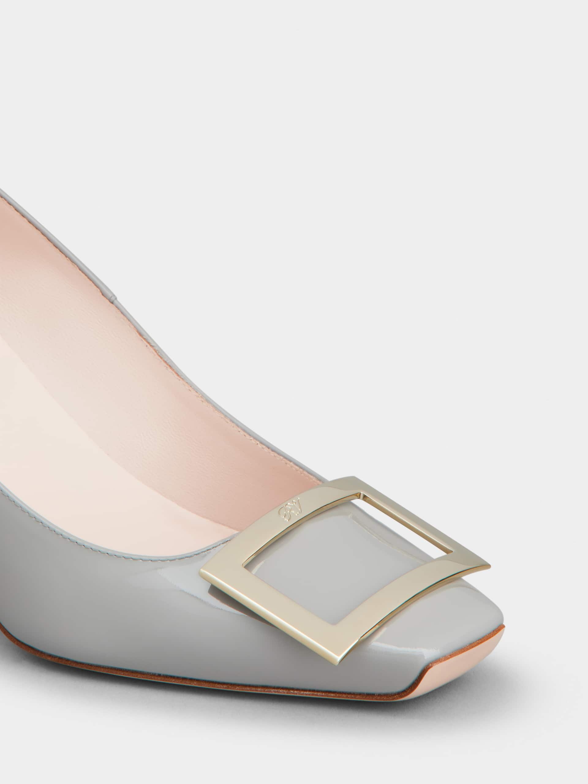 「ベル ヴィヴィエ トランペット」パテントレザー パンプス 70 mm グレー