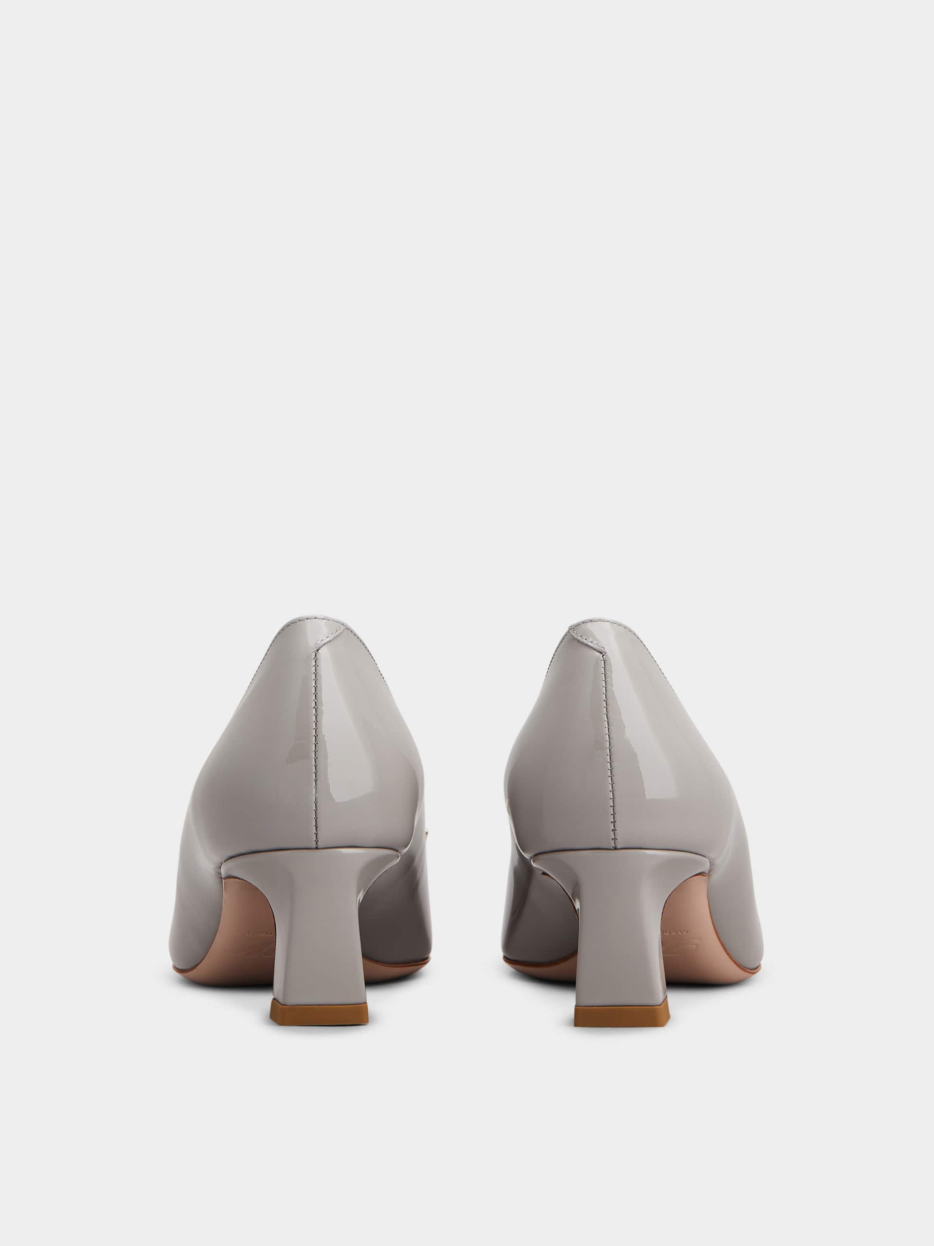 「ベル ヴィヴィエ トランペット」パンプス パテントレザー 45 mm グレー