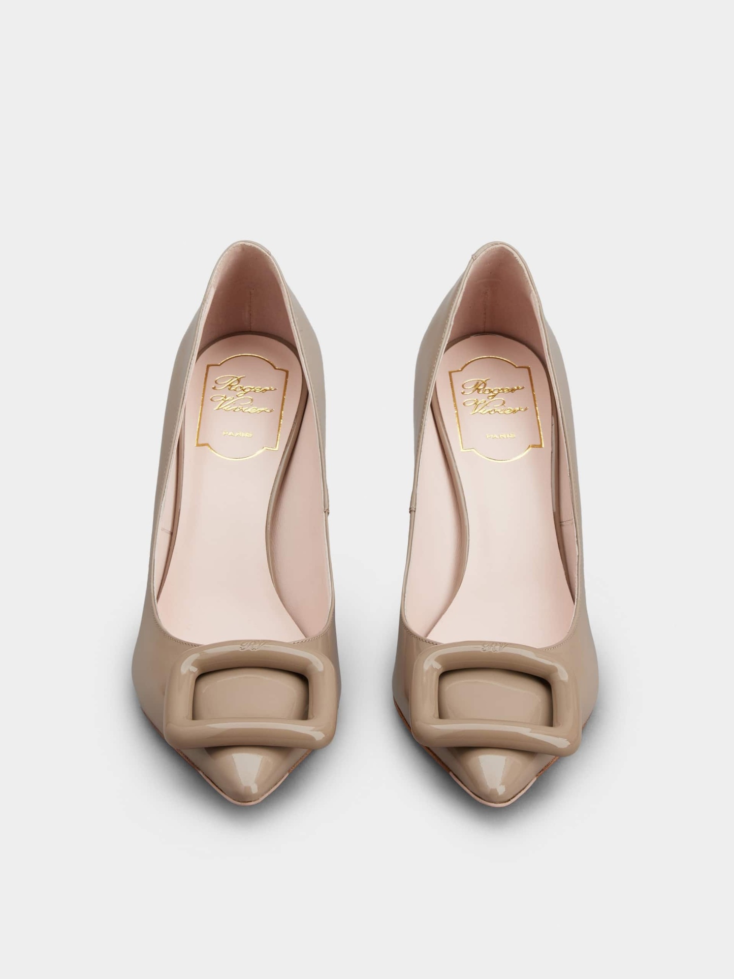 「ヴィヴ ショック」ラッカード バックル パテントレザー パンプス 85 mm ベージュ