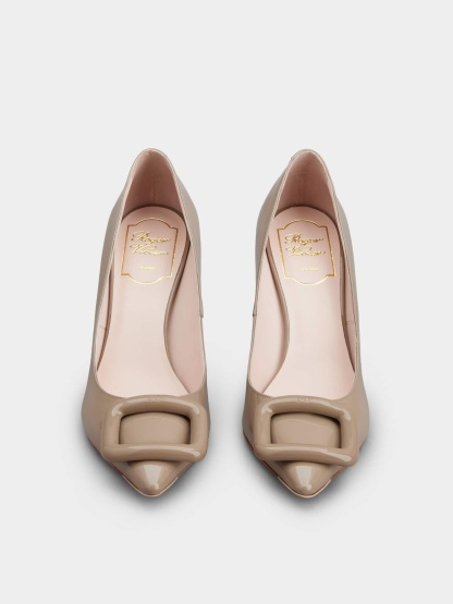 「ヴィヴ ショック」ラッカード バックル パテントレザー パンプス 85 mm ベージュ