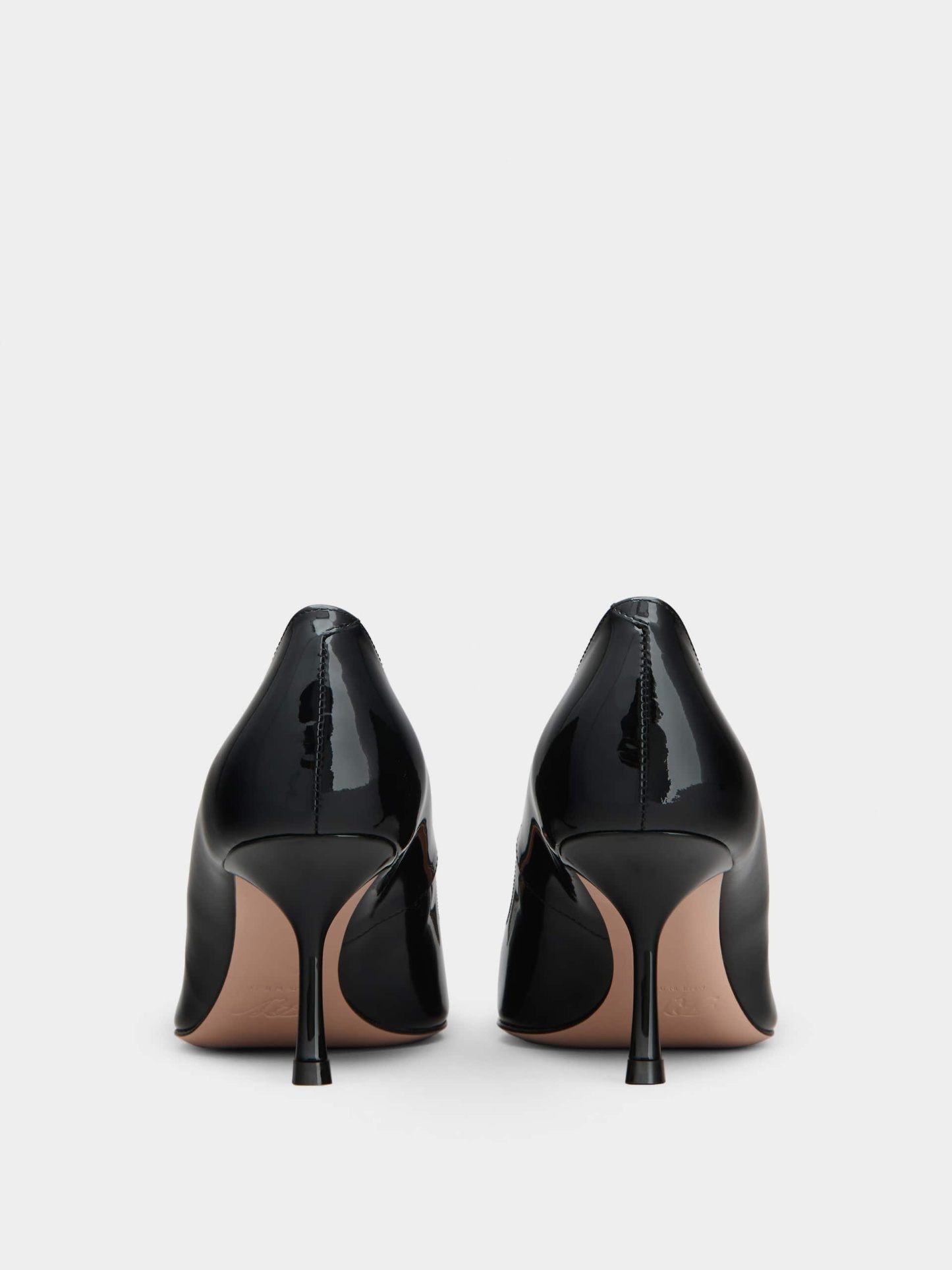 「ヴィヴ イン ザ シティ」 パテントレザー パンプス 65 mm ブラック
