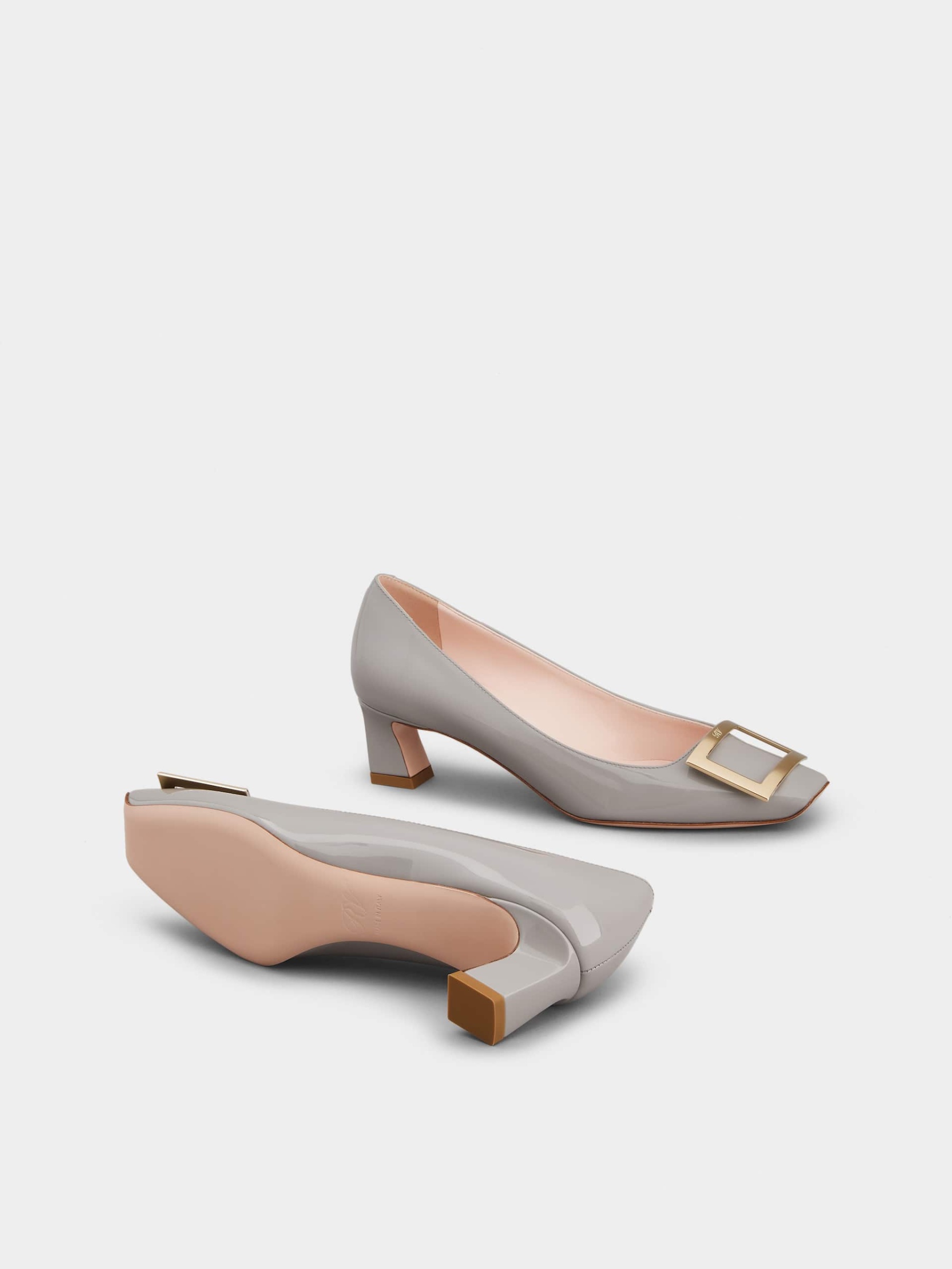 「ベル ヴィヴィエ トランペット」パンプス パテントレザー 45 mm グレー