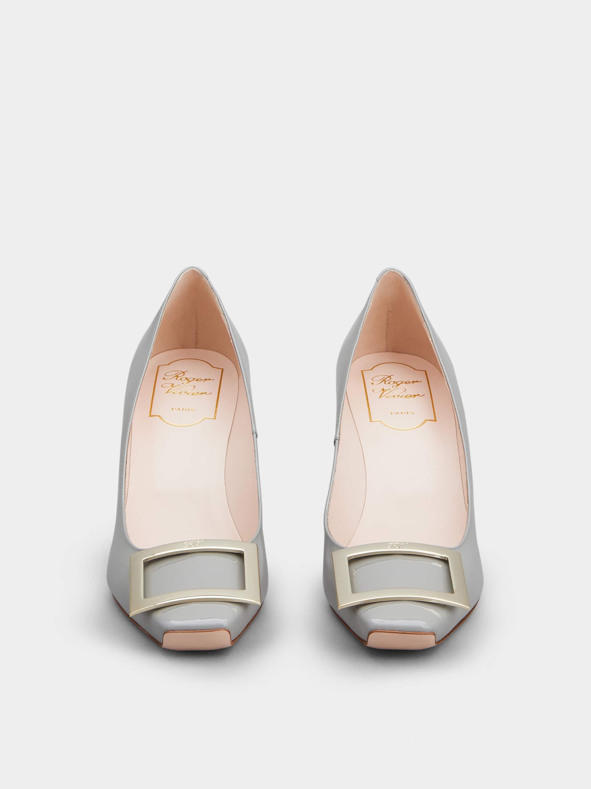 「ベル ヴィヴィエ トランペット」パテントレザー パンプス 70 mm グレー