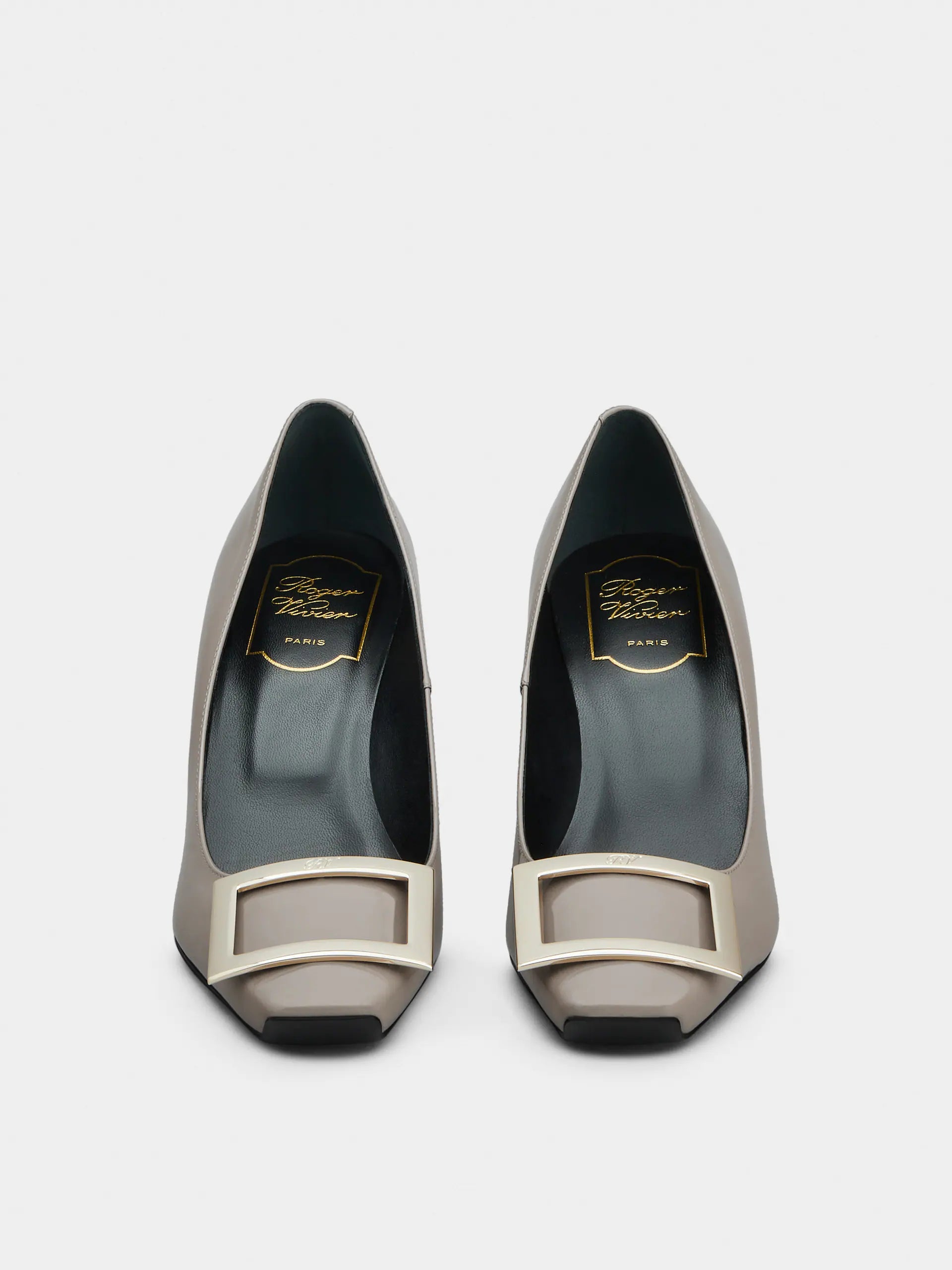 「ベル ヴィヴィエ トランペット」パテントレザー パンプス 70 mm ベージュ