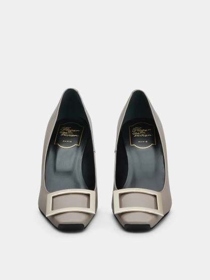 「ベル ヴィヴィエ トランペット」パテントレザー パンプス 70 mm ベージュ