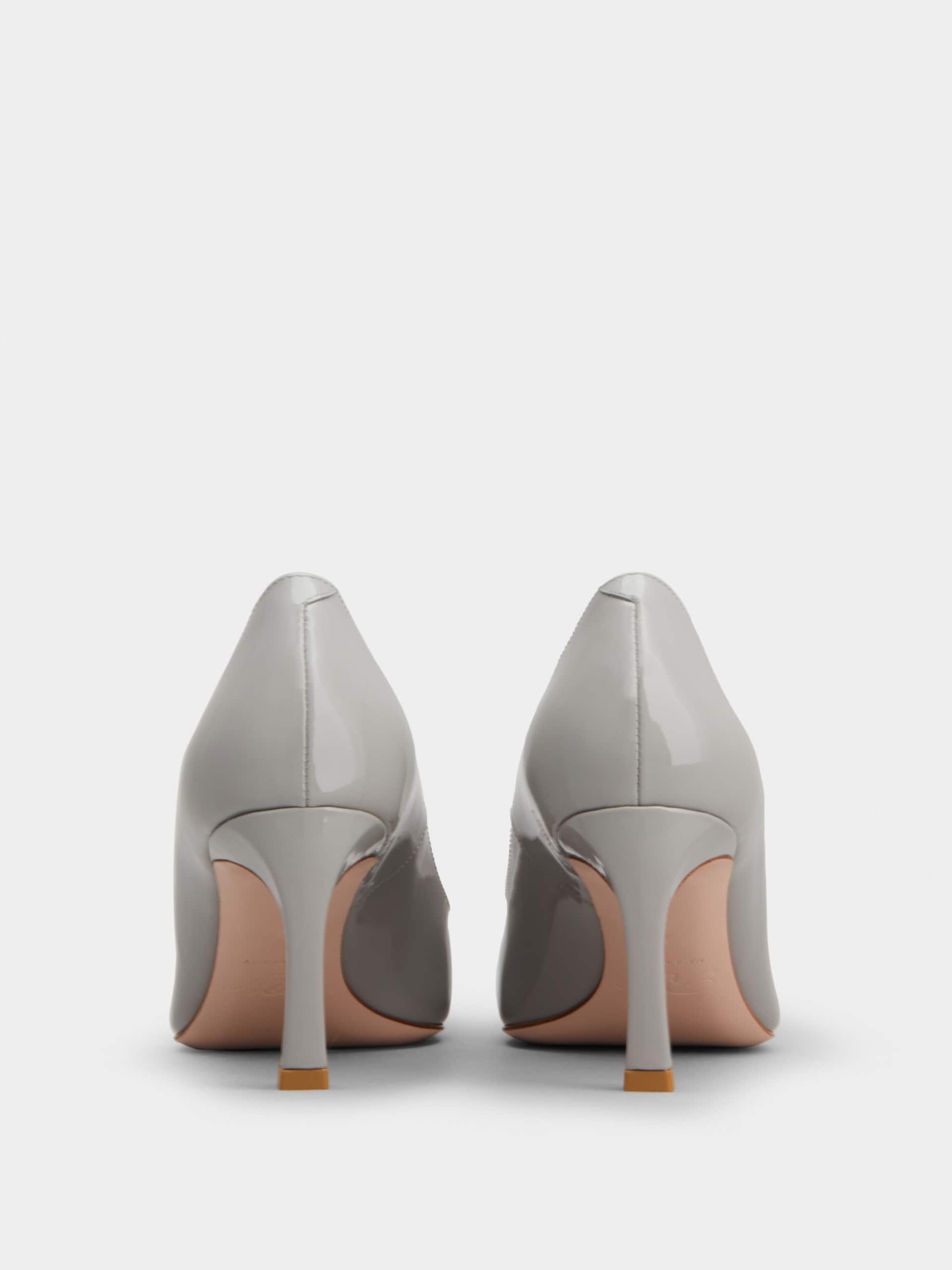 「ベル ヴィヴィエ トランペット」パテントレザー パンプス 70 mm グレー