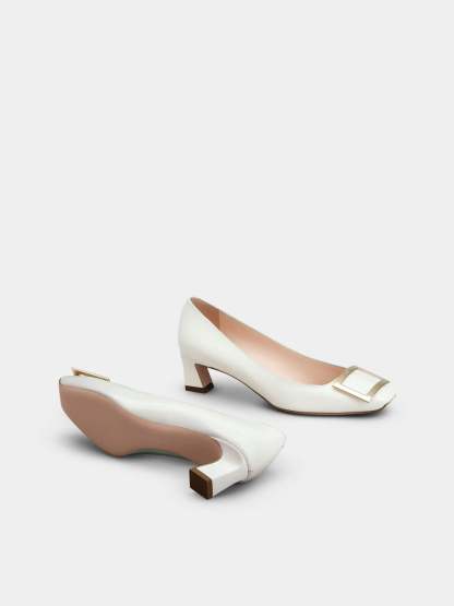 「ベル ヴィヴィエ トランペット」パンプス パテントレザー 45 mm クリーム