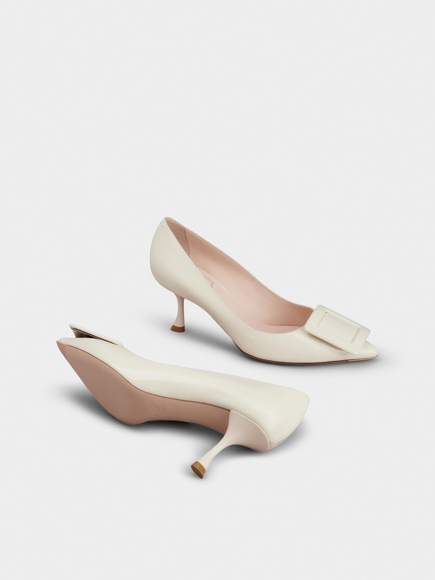 「ヴィヴ イン ザ シティ」 パテントレザー パンプス 65 mm クリーム