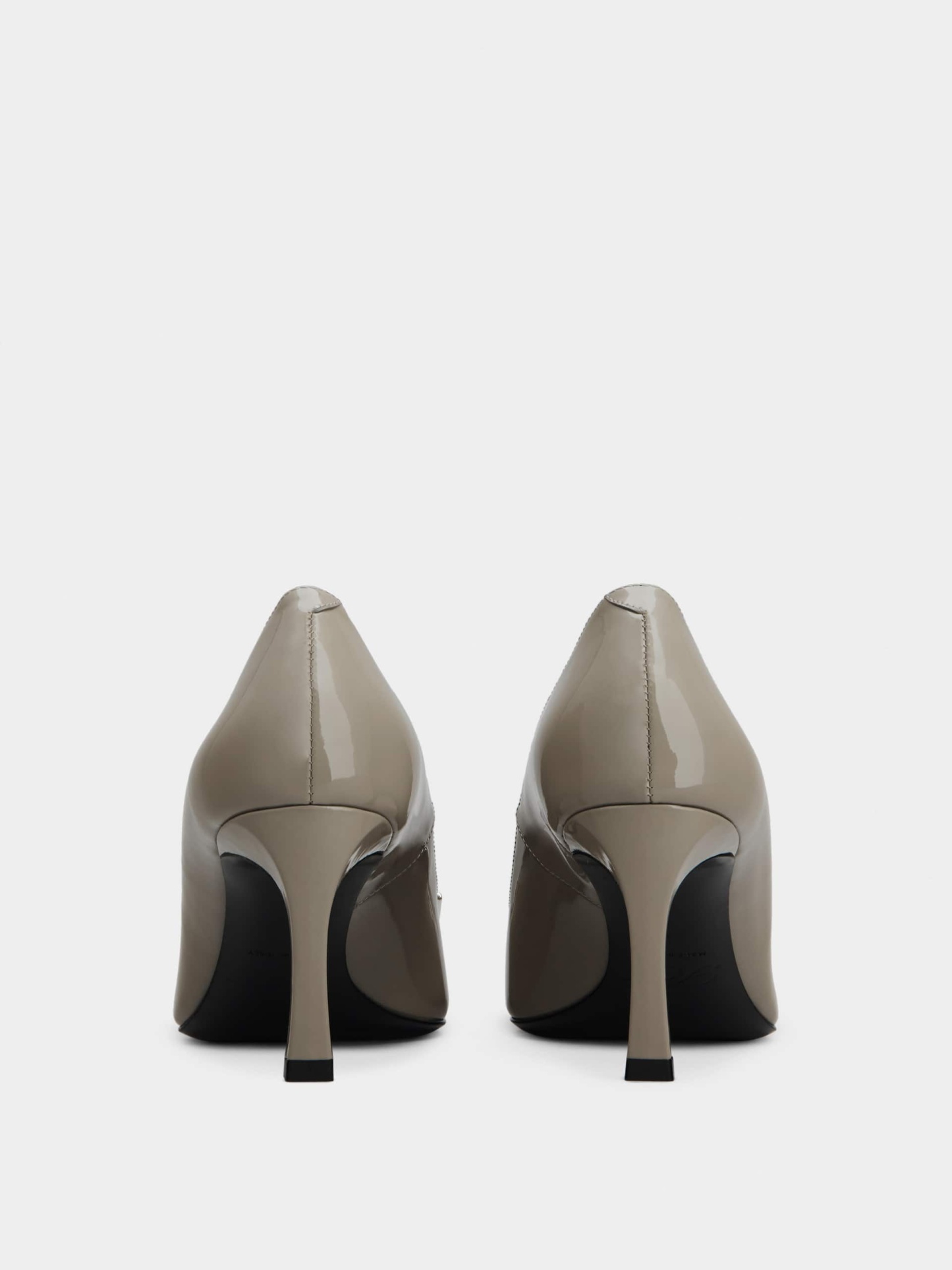 「ベル ヴィヴィエ トランペット」パテントレザー パンプス 70 mm ベージュ