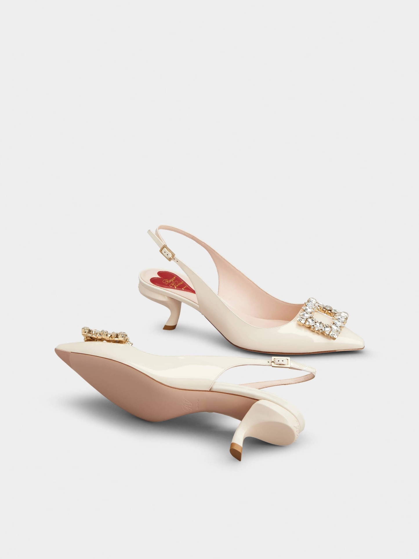 「ヴィルギュル」ストラス バックル パテント レザー スリングバック パンプス 55 mm クリーム