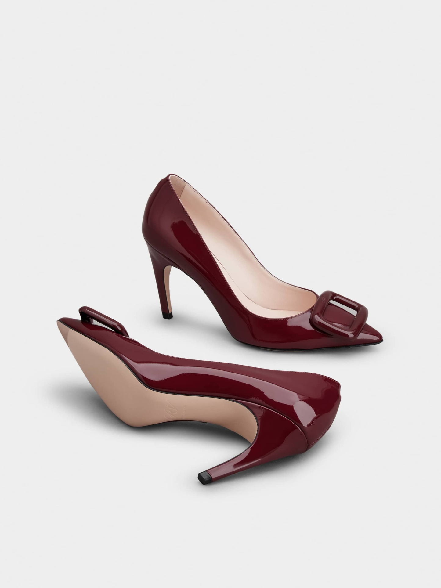 「ヴィヴ ショック」ラッカード バックル パテントレザー パンプス 85 mm ボルドー